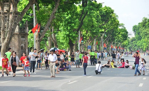 Phố đi bộ Hà Nội thu hút rất đông người dân và du khách